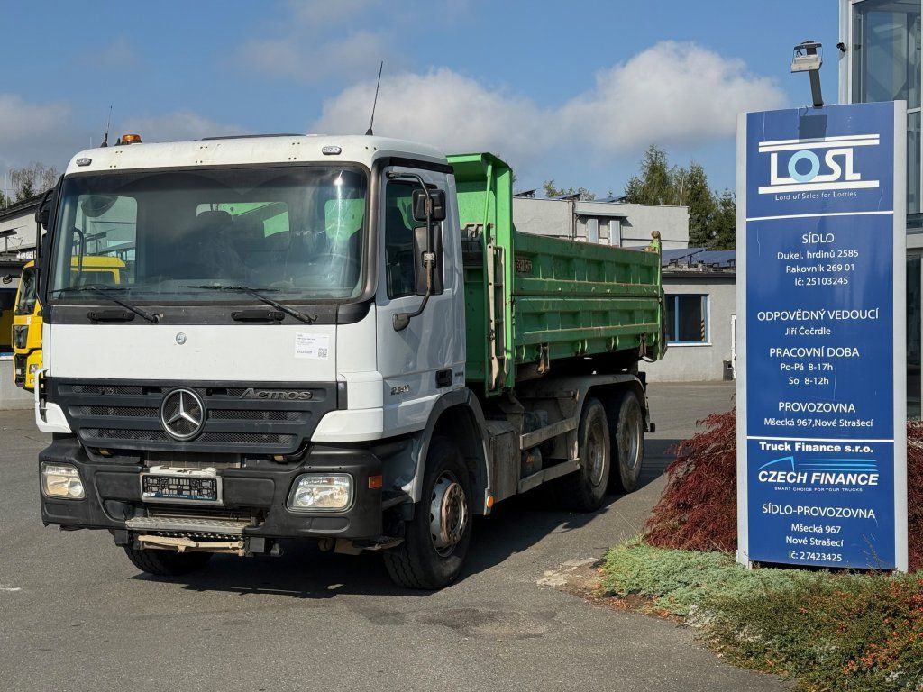 Mercedes-Benz 2641 Actros 6x4 EURO 4 - Billenőplatós teherautó: 1 kép. Mercedes-Benz 2641 Actros 6x4 EURO 4 - Billenőplatós teherautó: 1 kép.