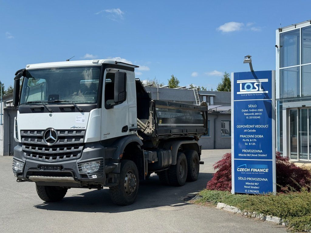 Mercedes-Benz 3343 Arocs 6x6 S3 EURO 6 - Billenőplatós teherautó: 2 kép. Mercedes-Benz 3343 Arocs 6x6 S3 EURO 6 - Billenőplatós teherautó: 2 kép.