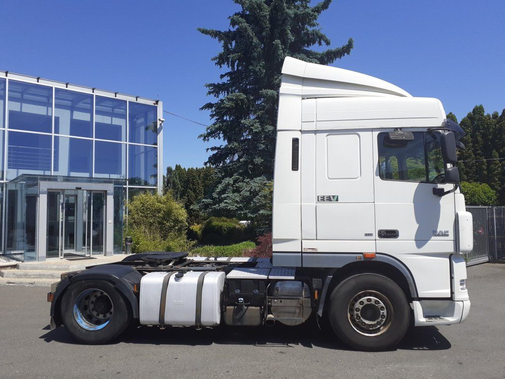 DAF XF105.460 EEV - Nyergesvontató: 3 kép. DAF XF105.460 EEV - Nyergesvontató: 3 kép.