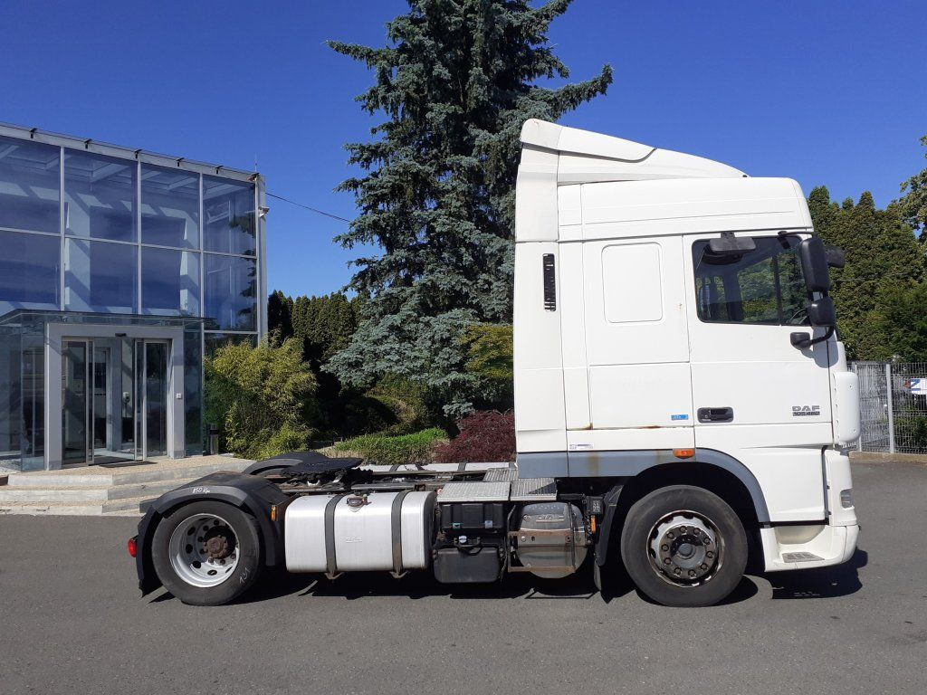 DAF XF105.460 EEV MEGA/lowdeck - Nyergesvontató: 3 kép. DAF XF105.460 EEV MEGA/lowdeck - Nyergesvontató: 3 kép.