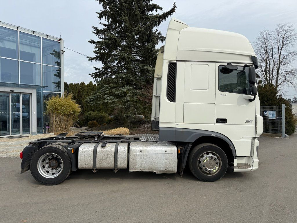 DAF XF460 EURO 6 MEGA/lowdeck - Nyergesvontató: 3 kép. DAF XF460 EURO 6 MEGA/lowdeck - Nyergesvontató: 3 kép.
