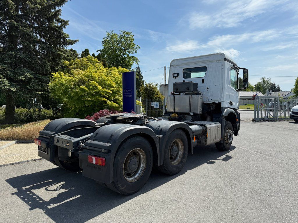 Mercedes-Benz 2648 Arocs 6x4 EURO 6 HYDRAULIK - Nyergesvontató: 4 kép. Mercedes-Benz 2648 Arocs 6x4 EURO 6 HYDRAULIK - Nyergesvontató: 4 kép.