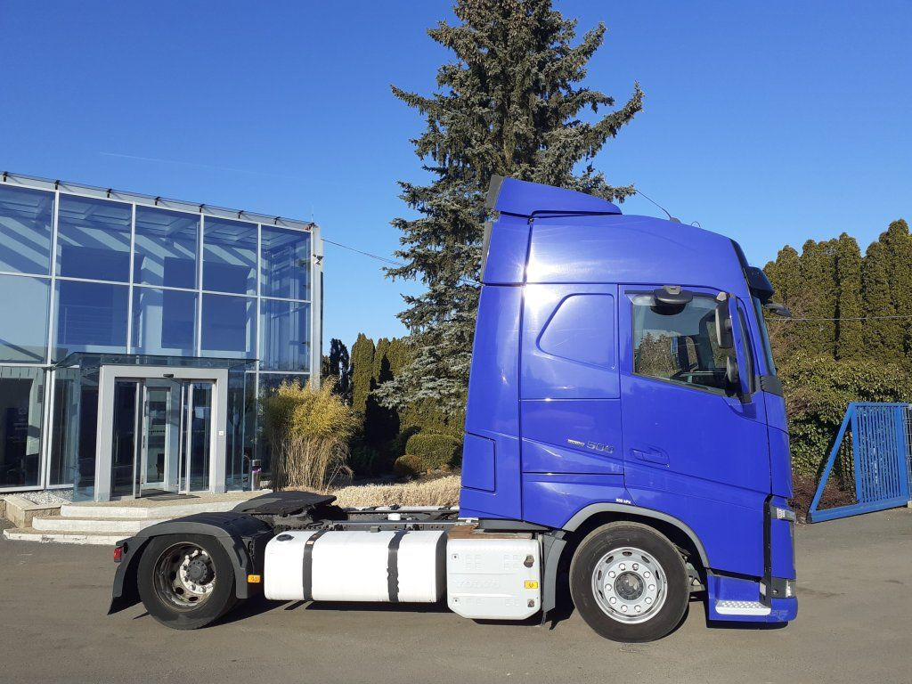 Volvo FH500 XL EURO 6 MEGA/lowdeck - Nyergesvontató: 3 kép. Volvo FH500 XL EURO 6 MEGA/lowdeck - Nyergesvontató: 3 kép.