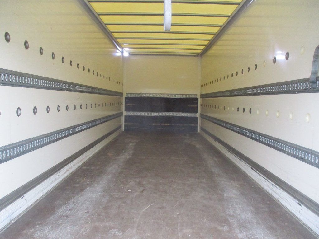 Renault D18, 320 - Dobozos felépítményű teherautó: 5 kép. Renault D18, 320 - Dobozos felépítményű teherautó: 5 kép.