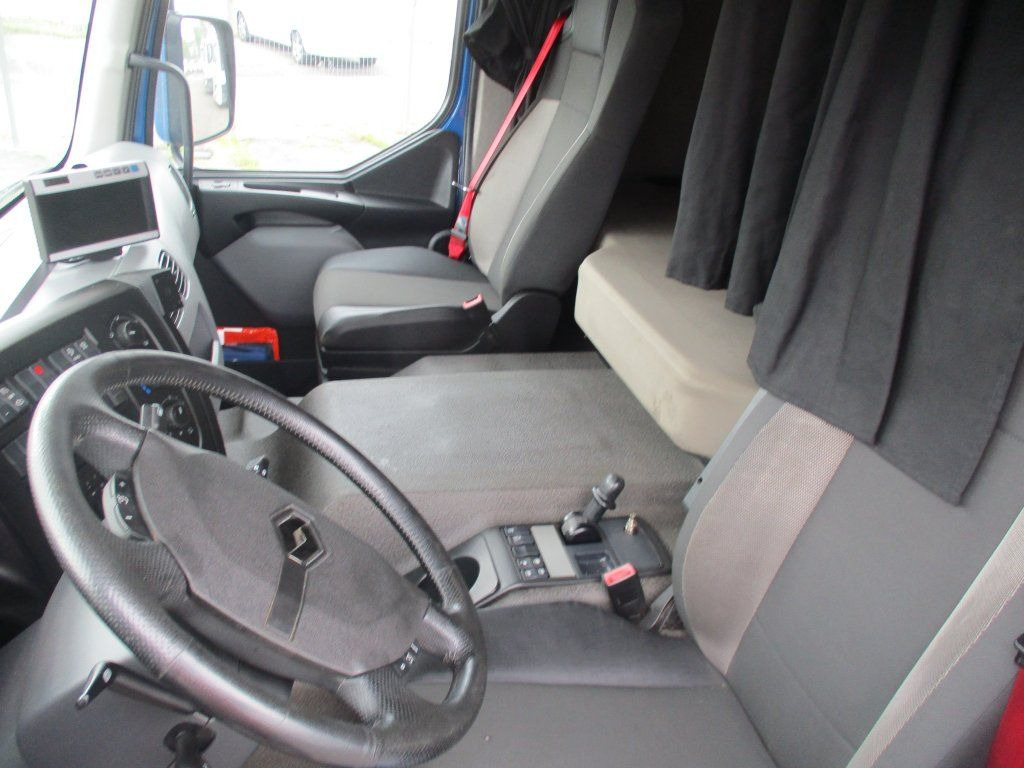 Renault D18, 320 - Dobozos felépítményű teherautó: 4 kép. Renault D18, 320 - Dobozos felépítményű teherautó: 4 kép.