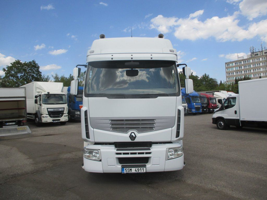 Renault Premium 1 liege - Dobozos felépítményű teherautó: 2 kép. Renault Premium 1 liege - Dobozos felépítményű teherautó: 2 kép.