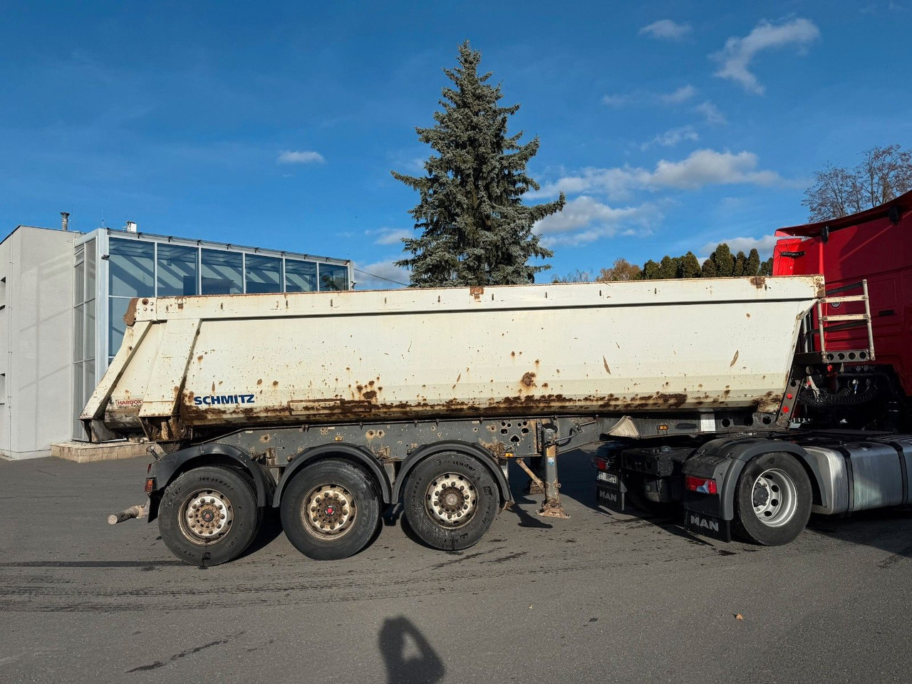 Schmitz Cargobull SKI24 - Félpótkocsi billenőplatós: 2 kép. Schmitz Cargobull SKI24 - Félpótkocsi billenőplatós: 2 kép.