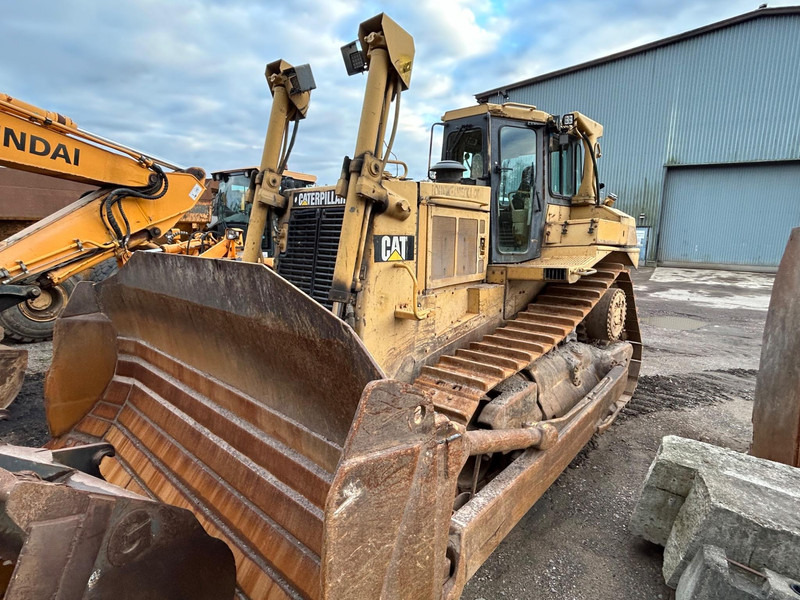 Caterpillar D8N - Buldózer: 2 kép. Caterpillar D8N - Buldózer: 2 kép.