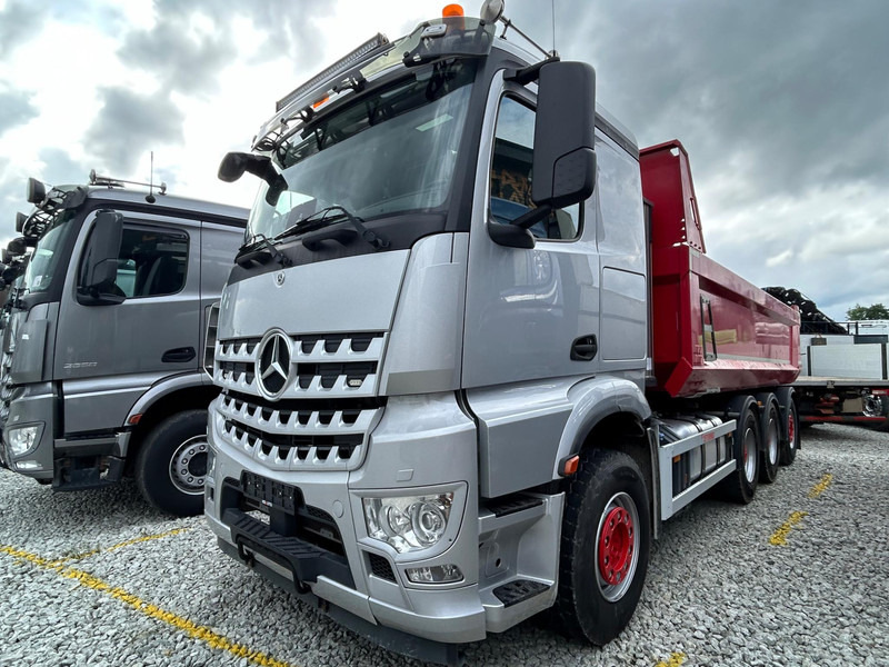 Mercedes-Benz Arocs 3253 | TULOSSA - Billenőplatós teherautó: 1 kép. Mercedes-Benz Arocs 3253 | TULOSSA - Billenőplatós teherautó: 1 kép.