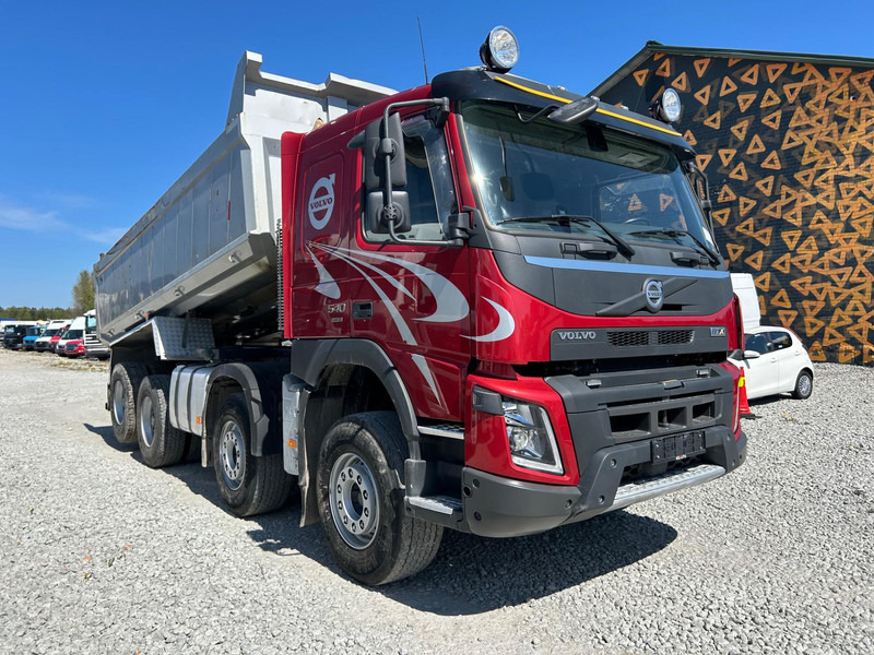 Volvo FMX 540 8x4 | TULOSSA - Billenőplatós teherautó: 3 kép. Volvo FMX 540 8x4 | TULOSSA - Billenőplatós teherautó: 3 kép.