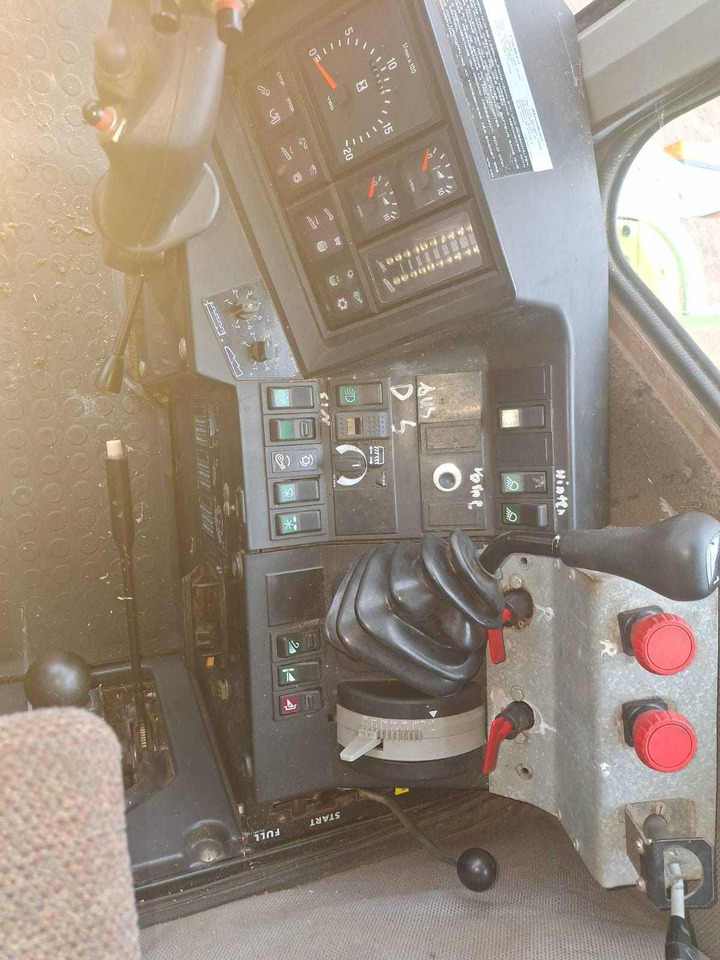 Claas dominator 118 sl Maxi - Betakarító gép: 2 kép. Claas dominator 118 sl Maxi - Betakarító gép: 2 kép.