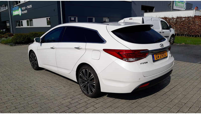 Autó Hyundai i40: 8 kép.