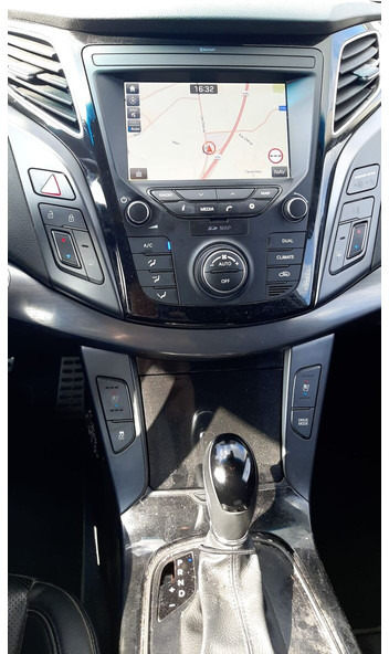 Autó Hyundai i40: 9 kép.
