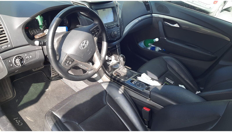 Autó Hyundai i40: 7 kép.
