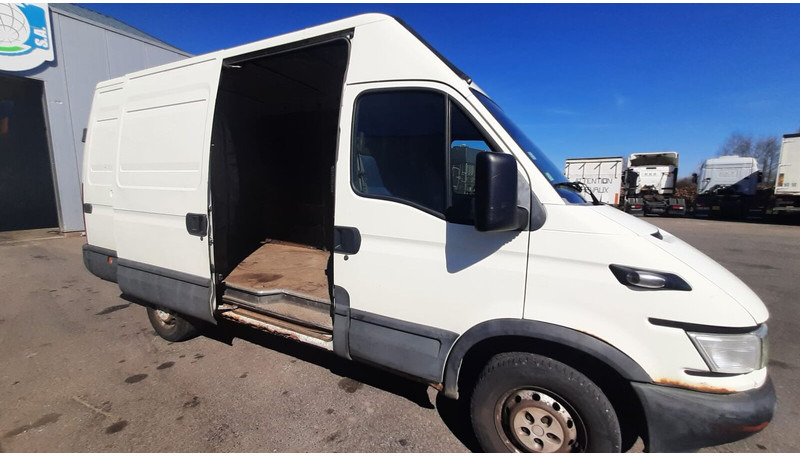 Iveco Daily 35S12 - Furgon: 4 kép. Iveco Daily 35S12 - Furgon: 4 kép.