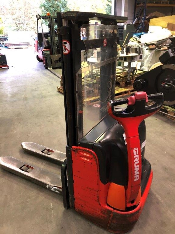 Ant Linde L 10 - high lift truck - stacker - electric pallet truck - pedestrian stacker - Emelőtargoncá: 1 kép. Ant Linde L 10 - high lift truck - stacker - electric pallet truck - pedestrian stacker - Emelőtargoncá: 1 kép.