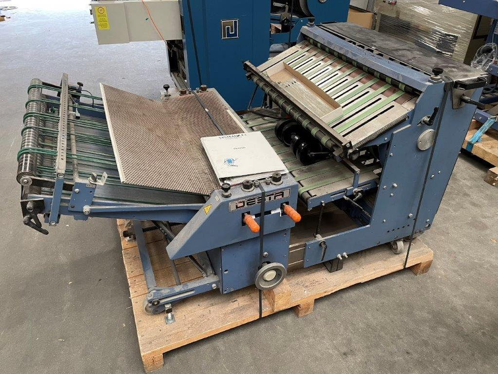 DESTA BAS-FSA 700 - combinable pressing unit with vertical stack delivery from 2006 - Hajtógatógép: 4 kép. DESTA BAS-FSA 700 - combinable pressing unit with vertical stack delivery from 2006 - Hajtógatógép: 4 kép.