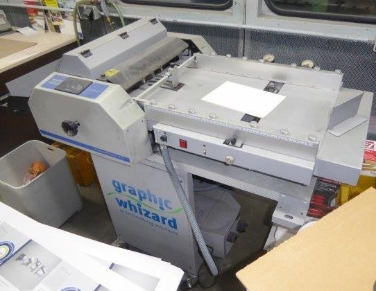 Graphic Whizard CreaseMaster Plus - automatic grooving, slotting, creasing and perforating machine - Nyomdagép: 3 kép. Graphic Whizard CreaseMaster Plus - automatic grooving, slotting, creasing and perforating machine - Nyomdagép: 3 kép.