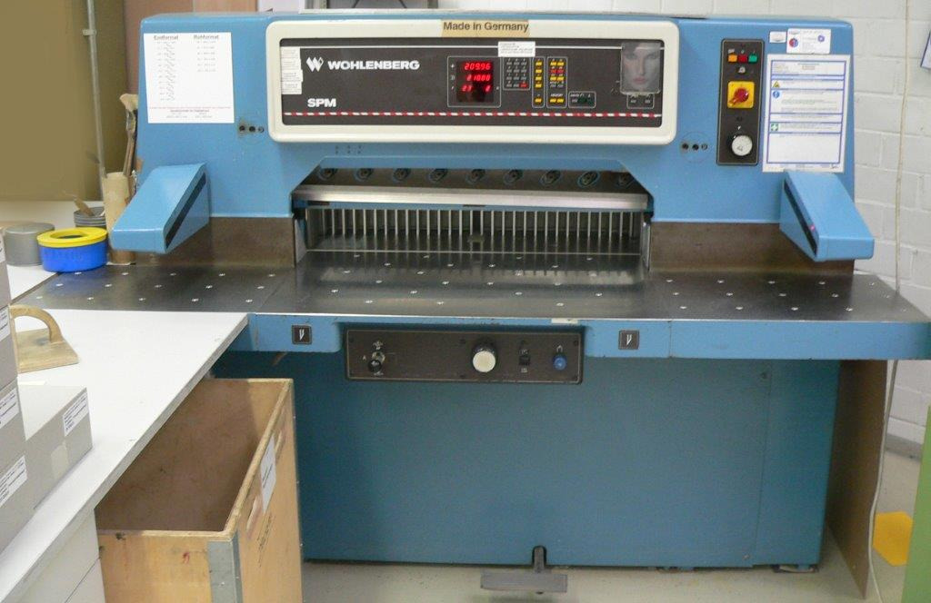 High-speed cutter Wohlenberg WP 92 SPM - Papírvágó gép: 1 kép. High-speed cutter Wohlenberg WP 92 SPM - Papírvágó gép: 1 kép.