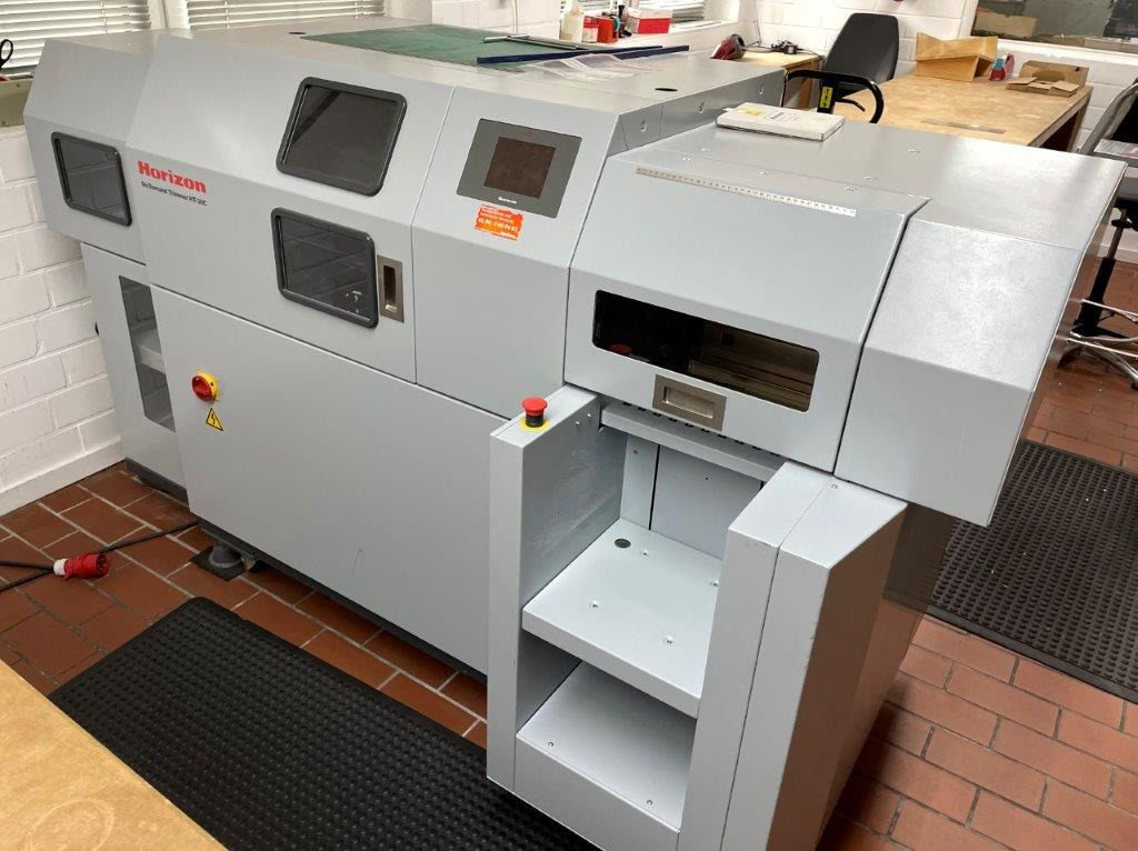 Horizon HT-30 C automatic rotary three-knife trimmer - Papírvágó gép: 1 kép. Horizon HT-30 C automatic rotary three-knife trimmer - Papírvágó gép: 1 kép.