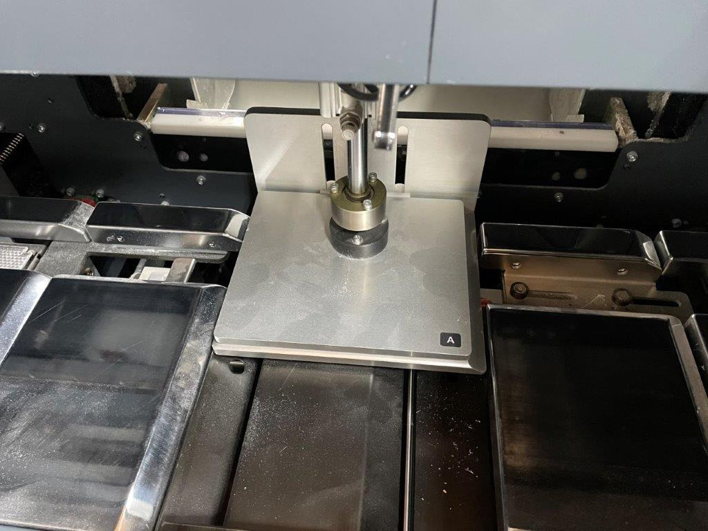 Horizon HT-30 C automatic rotary three-knife trimmer - Papírvágó gép: 3 kép. Horizon HT-30 C automatic rotary three-knife trimmer - Papírvágó gép: 3 kép.