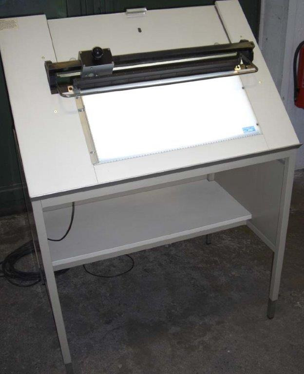 Mega steel cutter 699-2 on light table with waste box - Papírvágó gép: 1 kép. Mega steel cutter 699-2 on light table with waste box - Papírvágó gép: 1 kép.