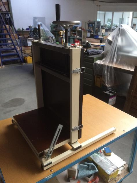 Müro 5000 A3 TM table top block gluing press - Spirálozógép: 1 kép. Müro 5000 A3 TM table top block gluing press - Spirálozógép: 1 kép.