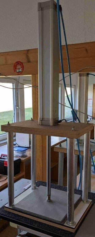 Pneumatic block press - Spirálozógép: 1 kép. Pneumatic block press - Spirálozógép: 1 kép.