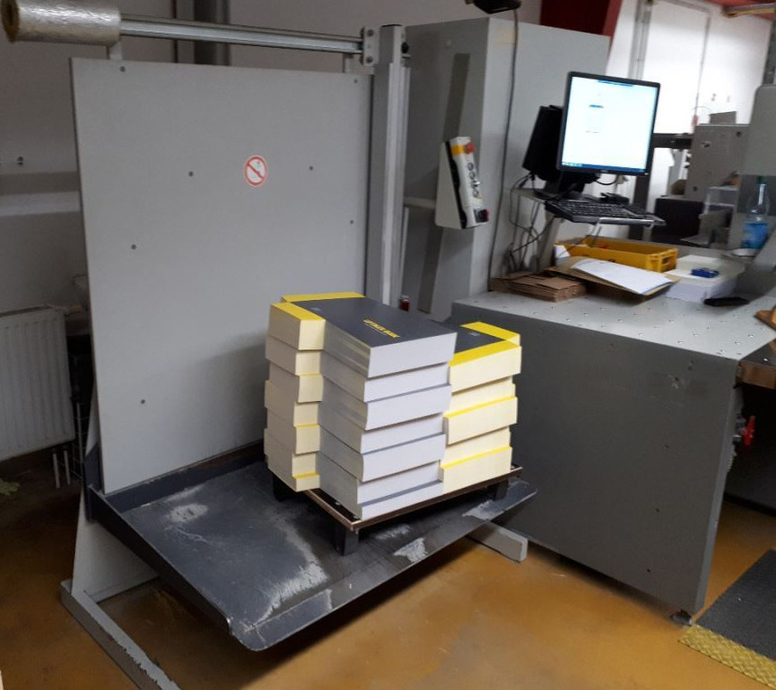 Polar 115 XT cutting line with RA-4 jogger and two LW 1000-4 and LW 1000-4-EV pile lifters and optional counting scale - Papírvágó gép: 2 kép. Polar 115 XT cutting line with RA-4 jogger and two LW 1000-4 and LW 1000-4-EV pile lifters and optional counting scale - Papírvágó gép: 2 kép.