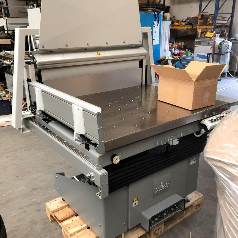 Polar 115 XT cutting line with RA-4 jogger and two LW 1000-4 and LW 1000-4-EV pile lifters and optional counting scale - Papírvágó gép: 5 kép. Polar 115 XT cutting line with RA-4 jogger and two LW 1000-4 and LW 1000-4-EV pile lifters and optional counting scale - Papírvágó gép: 5 kép.