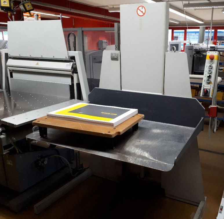 Polar 115 XT cutting line with RA-4 jogger and two LW 1000-4 and LW 1000-4-EV pile lifters and optional counting scale - Papírvágó gép: 3 kép. Polar 115 XT cutting line with RA-4 jogger and two LW 1000-4 and LW 1000-4-EV pile lifters and optional counting scale - Papírvágó gép: 3 kép.