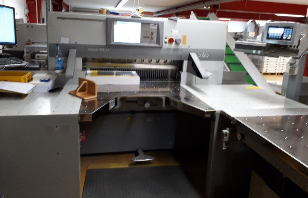 Polar 115 XT cutting line with RA-4 jogger and two LW 1000-4 and LW 1000-4-EV pile lifters and optional counting scale - Papírvágó gép: 1 kép. Polar 115 XT cutting line with RA-4 jogger and two LW 1000-4 and LW 1000-4-EV pile lifters and optional counting scale - Papírvágó gép: 1 kép.