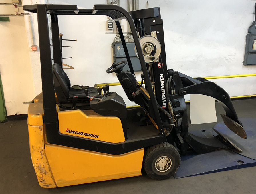 Three-wheel electric front loader Jungheinrich EFG DF 15 with duplex mast and Meyer roller clamp - Elektromos targonca: 1 kép. Three-wheel electric front loader Jungheinrich EFG DF 15 with duplex mast and Meyer roller clamp - Elektromos targonca: 1 kép.