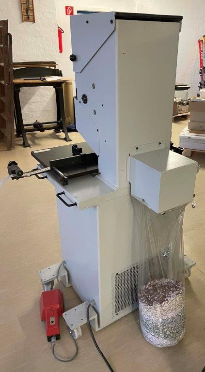 Two spindle paper drilling machine Hang 117-11 - Nyomdagép: 3 kép. Two spindle paper drilling machine Hang 117-11 - Nyomdagép: 3 kép.