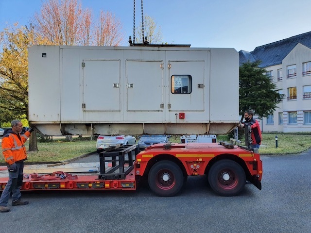 330 kVa Fg Wilson Perkins 2006 TWG2 - Áramfejlesztő: 1 kép. 330 kVa Fg Wilson Perkins 2006 TWG2 - Áramfejlesztő: 1 kép.