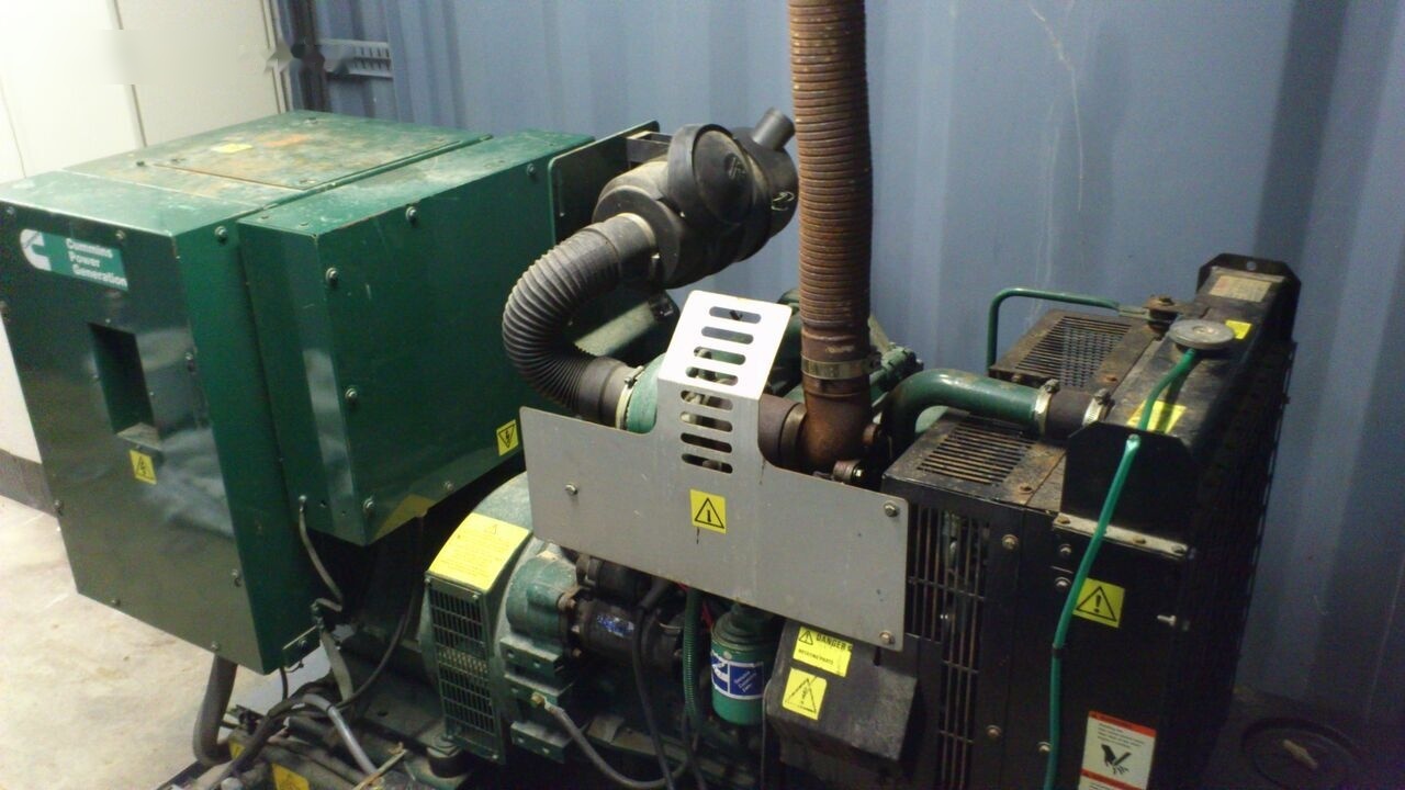 Cummins 88 kVA - Áramfejlesztő: 2 kép. Cummins 88 kVA - Áramfejlesztő: 2 kép.