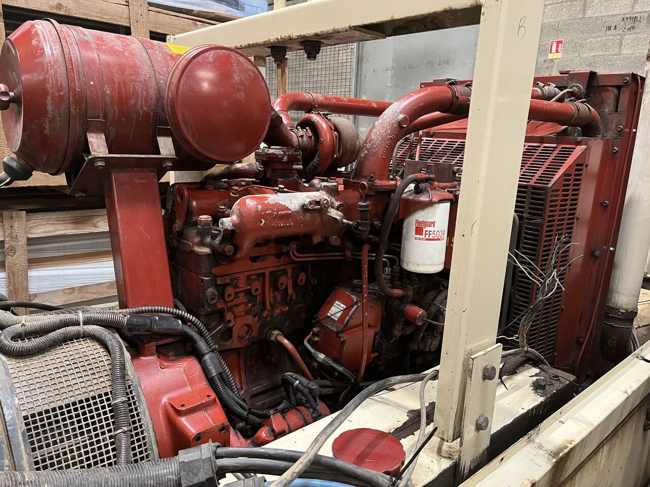 IVECO 240 kVa 8361 SRI - Áramfejlesztő: 2 kép. IVECO 240 kVa 8361 SRI - Áramfejlesztő: 2 kép.