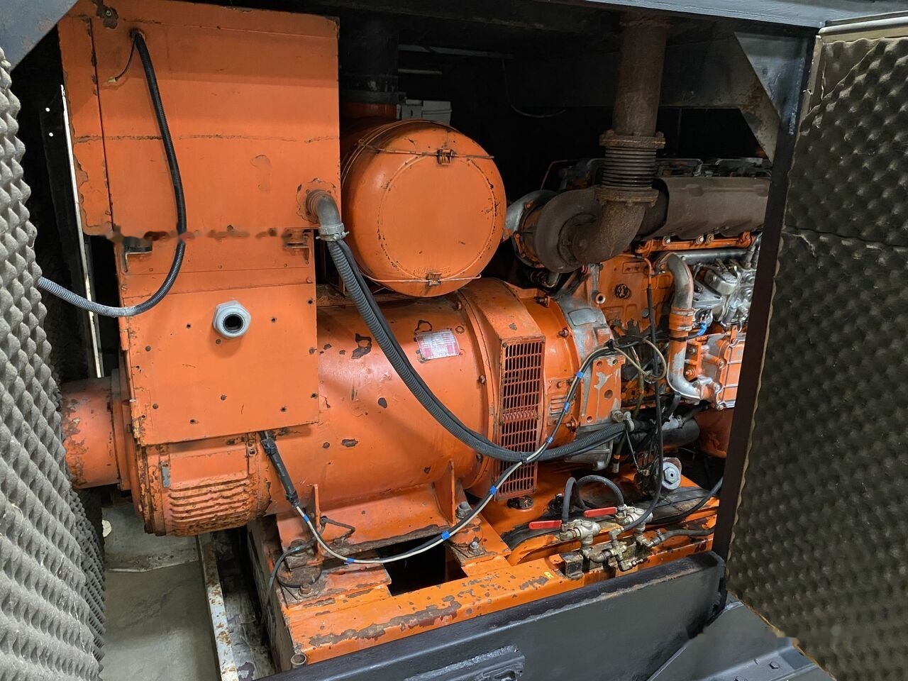IVECO 250 kVa 8210SRI - Áramfejlesztő: 4 kép. IVECO 250 kVa 8210SRI - Áramfejlesztő: 4 kép.