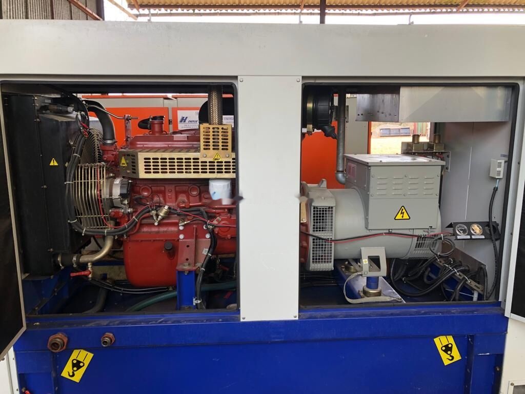 IVECO 60 kVa - Áramfejlesztő: 2 kép. IVECO 60 kVa - Áramfejlesztő: 2 kép.