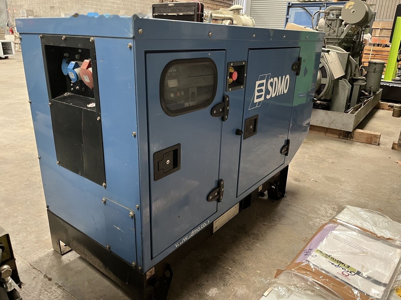 SDMO 16 kVa Mitsubishi diesel - Áramfejlesztő: 2 kép. SDMO 16 kVa Mitsubishi diesel - Áramfejlesztő: 2 kép.