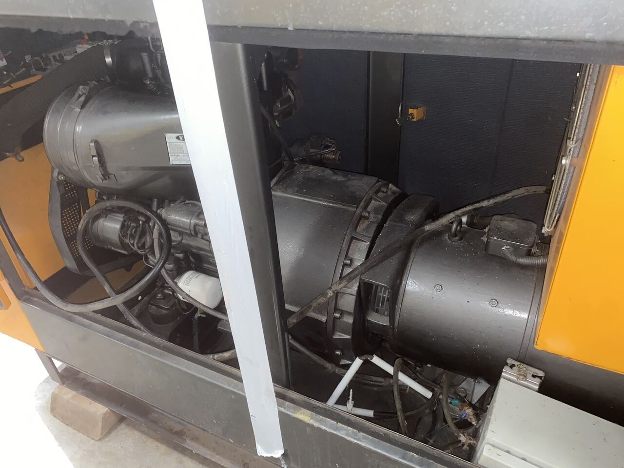 SDMO 20 kVa - Áramfejlesztő: 2 kép. SDMO 20 kVa - Áramfejlesztő: 2 kép.