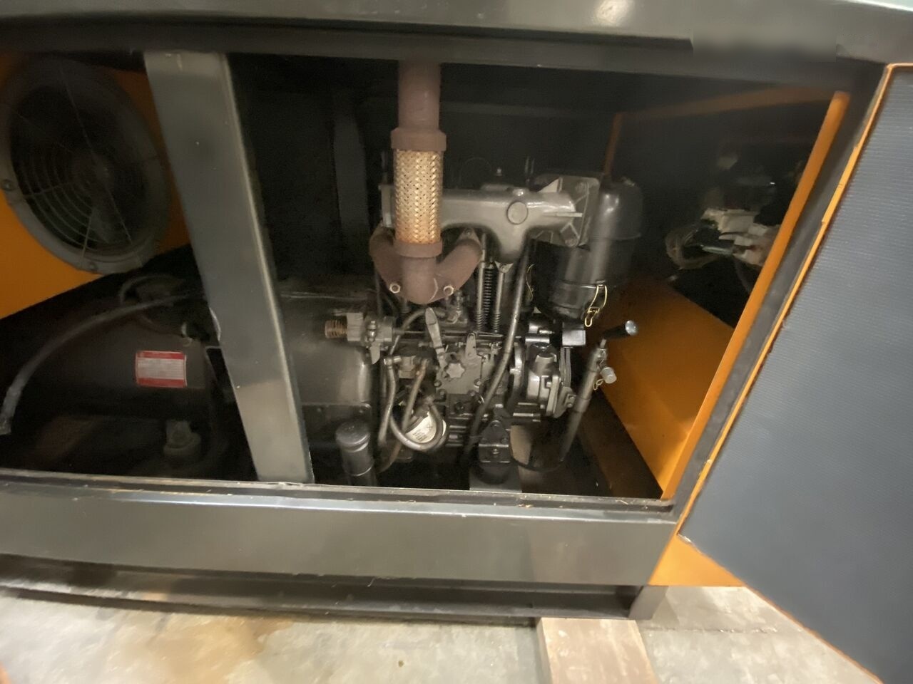 SDMO 20 kVa - Áramfejlesztő: 3 kép. SDMO 20 kVa - Áramfejlesztő: 3 kép.