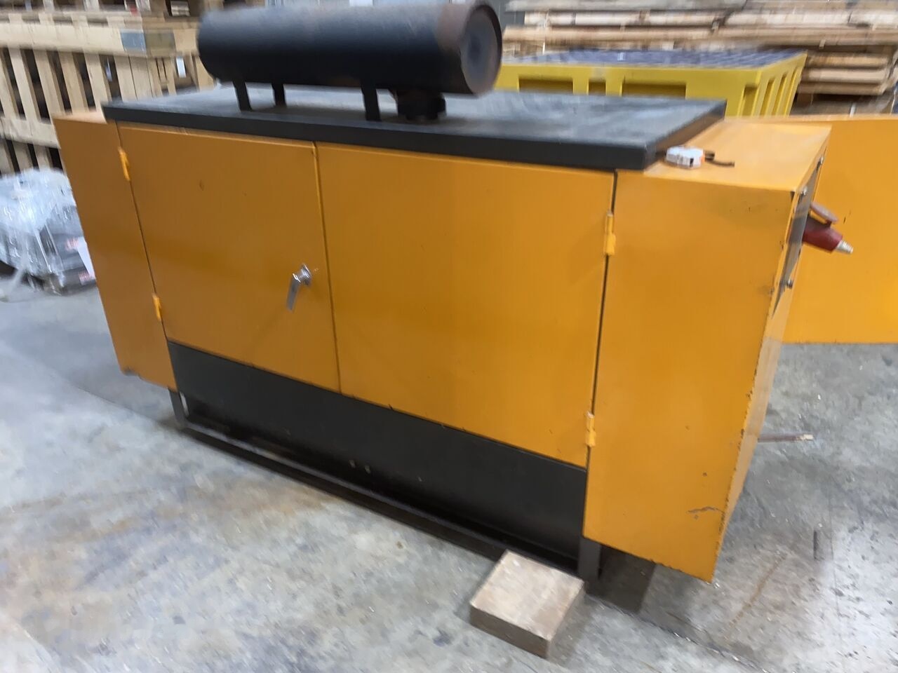 SDMO 20 kVa - Áramfejlesztő: 1 kép. SDMO 20 kVa - Áramfejlesztő: 1 kép.