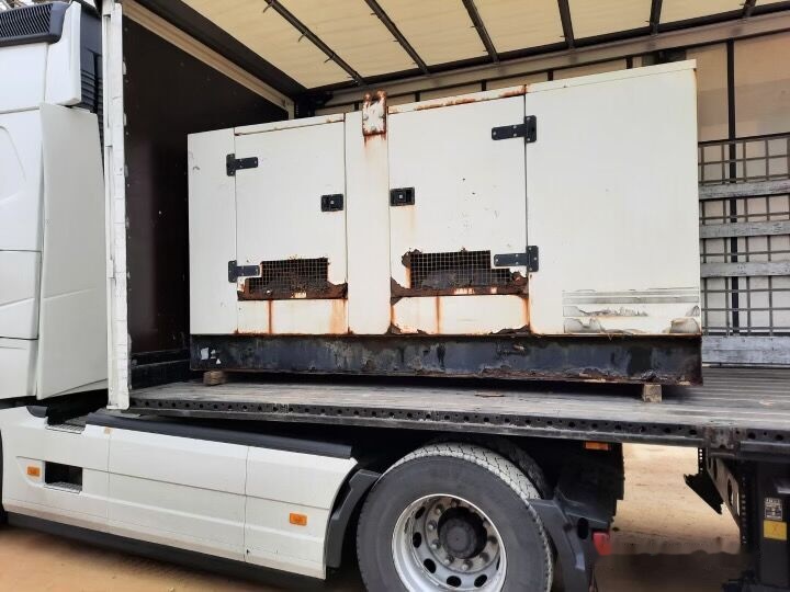 SDMO 200 kVa Cummins - Áramfejlesztő: 1 kép. SDMO 200 kVa Cummins - Áramfejlesztő: 1 kép.