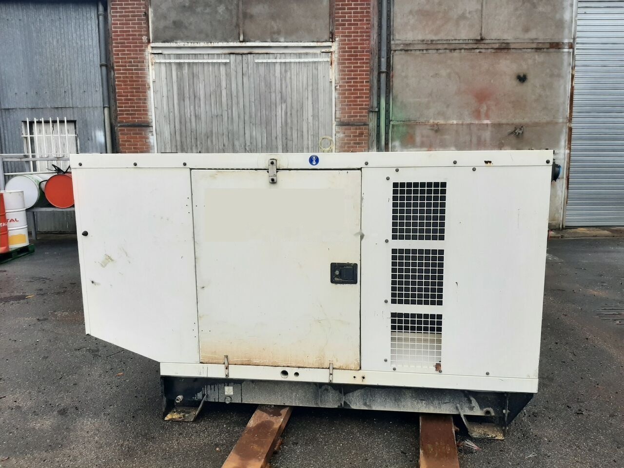 SDMO 80 kVa John Deere - Áramfejlesztő: 1 kép. SDMO 80 kVa John Deere - Áramfejlesztő: 1 kép.