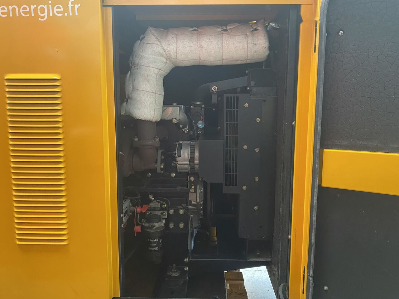 SDMO Perkins 75 kVa Diesel - Áramfejlesztő: 3 kép. SDMO Perkins 75 kVa Diesel - Áramfejlesztő: 3 kép.