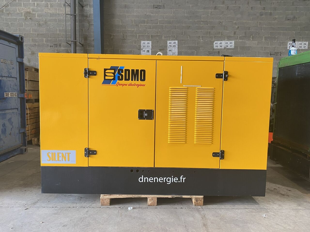 SDMO Perkins 75 kVa Diesel - Áramfejlesztő: 1 kép. SDMO Perkins 75 kVa Diesel - Áramfejlesztő: 1 kép.