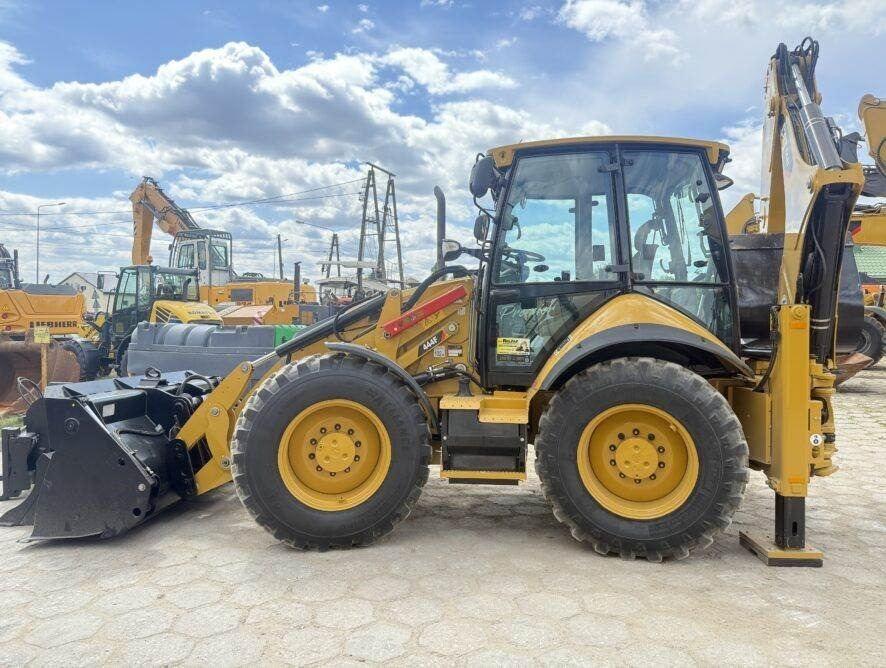 CAT 444F - Kotrórakodó: 1 kép. CAT 444F - Kotrórakodó: 1 kép.