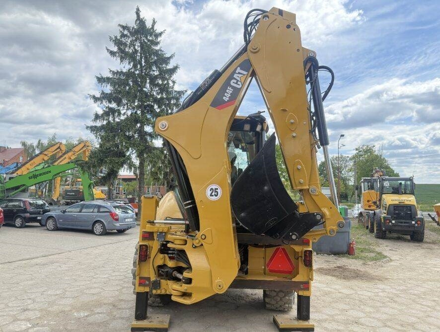 CAT 444F - Kotrórakodó: 4 kép. CAT 444F - Kotrórakodó: 4 kép.