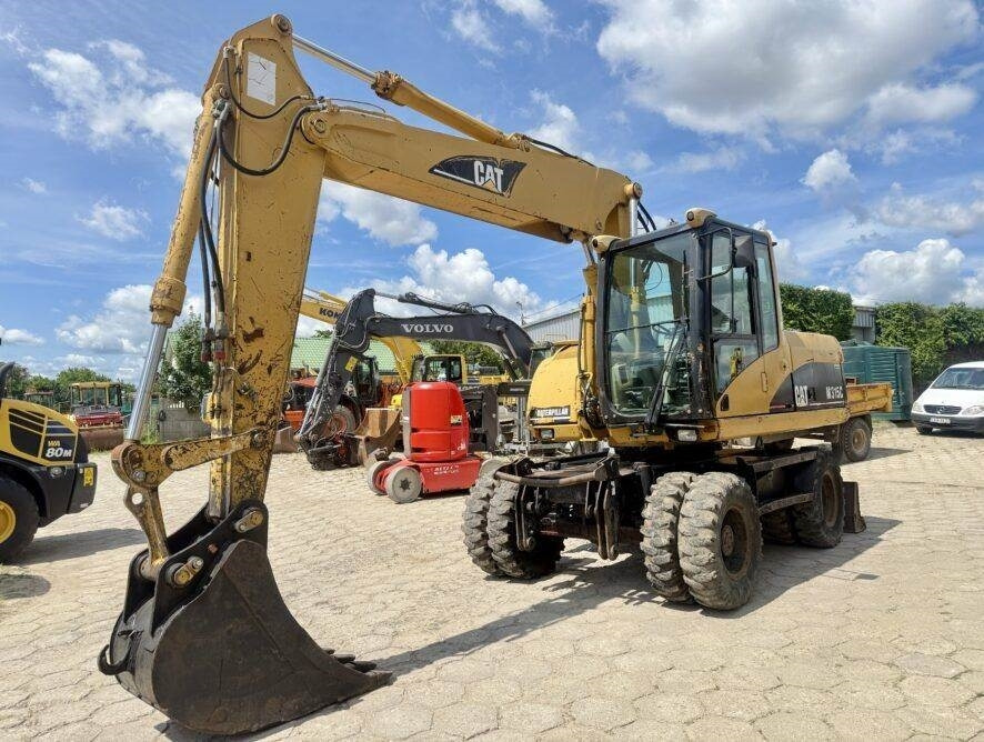 CAT M315C AC - Gumikerekes kotró: 2 kép. CAT M315C AC - Gumikerekes kotró: 2 kép.
